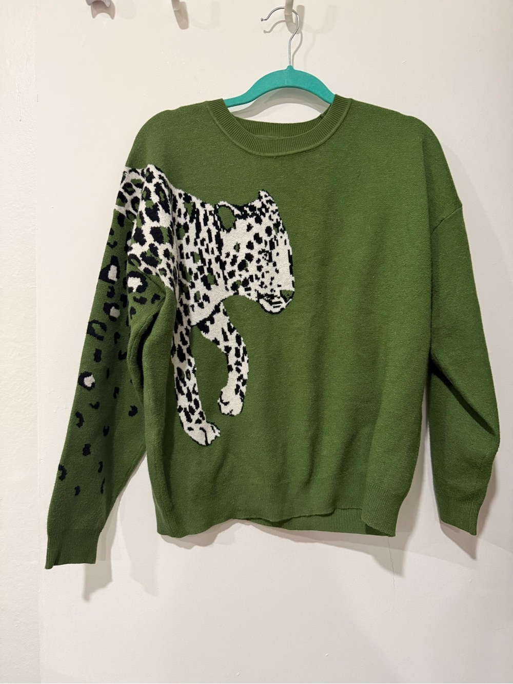 Women’s Green Leopard Intarsia Crewneck Sweater - Picture 1 of 3